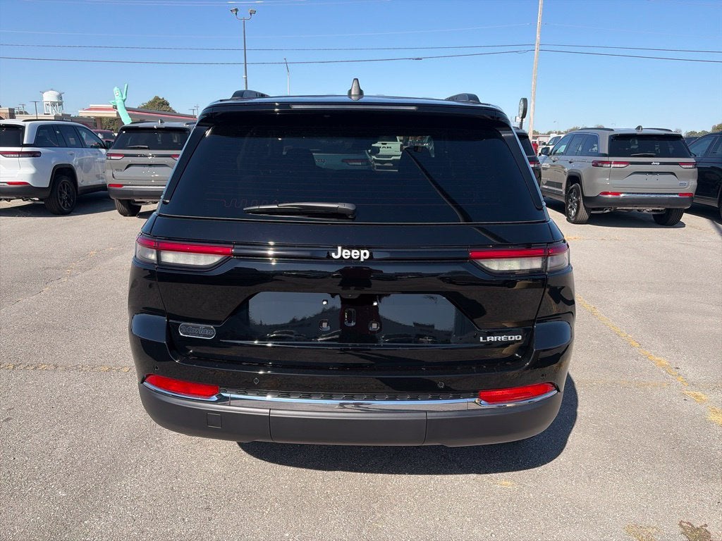 2027 Jeep Grand Cherokee GRAND CHEROKEE LAREDO 4X2