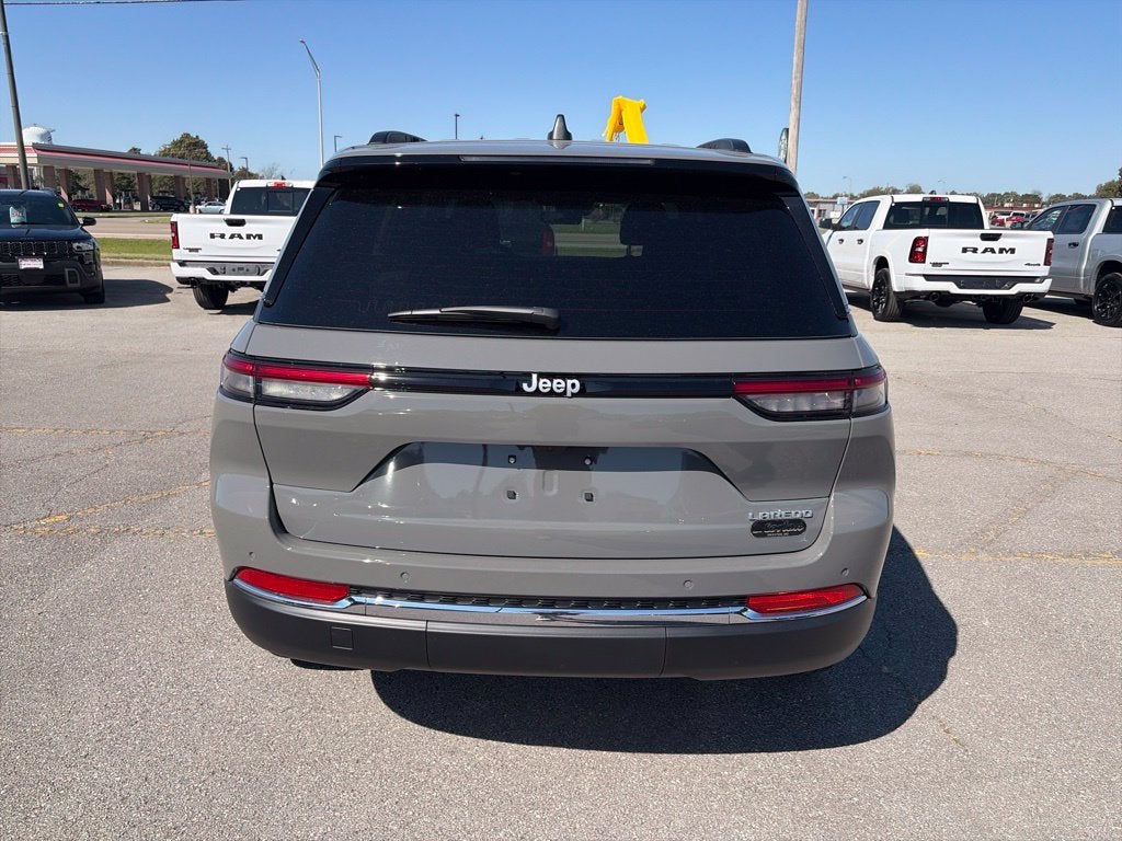 2027 Jeep Grand Cherokee GRAND CHEROKEE LAREDO 4X2