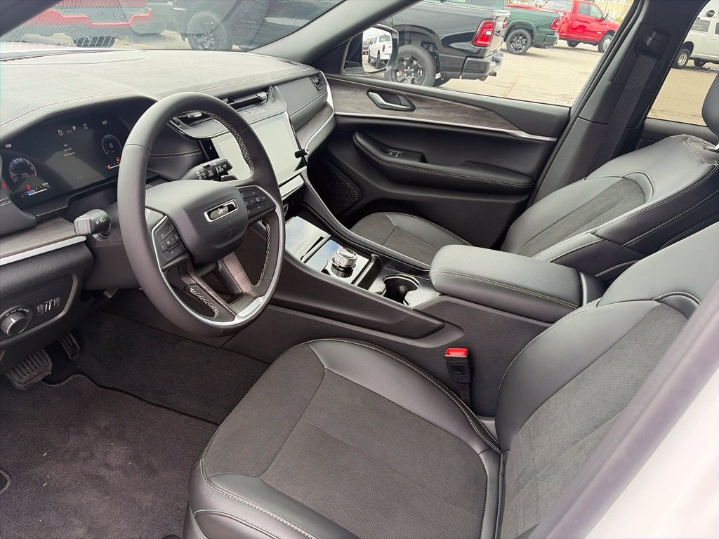 2027 Jeep Grand Cherokee GRAND CHEROKEE LAREDO ALTITUDE 4X2