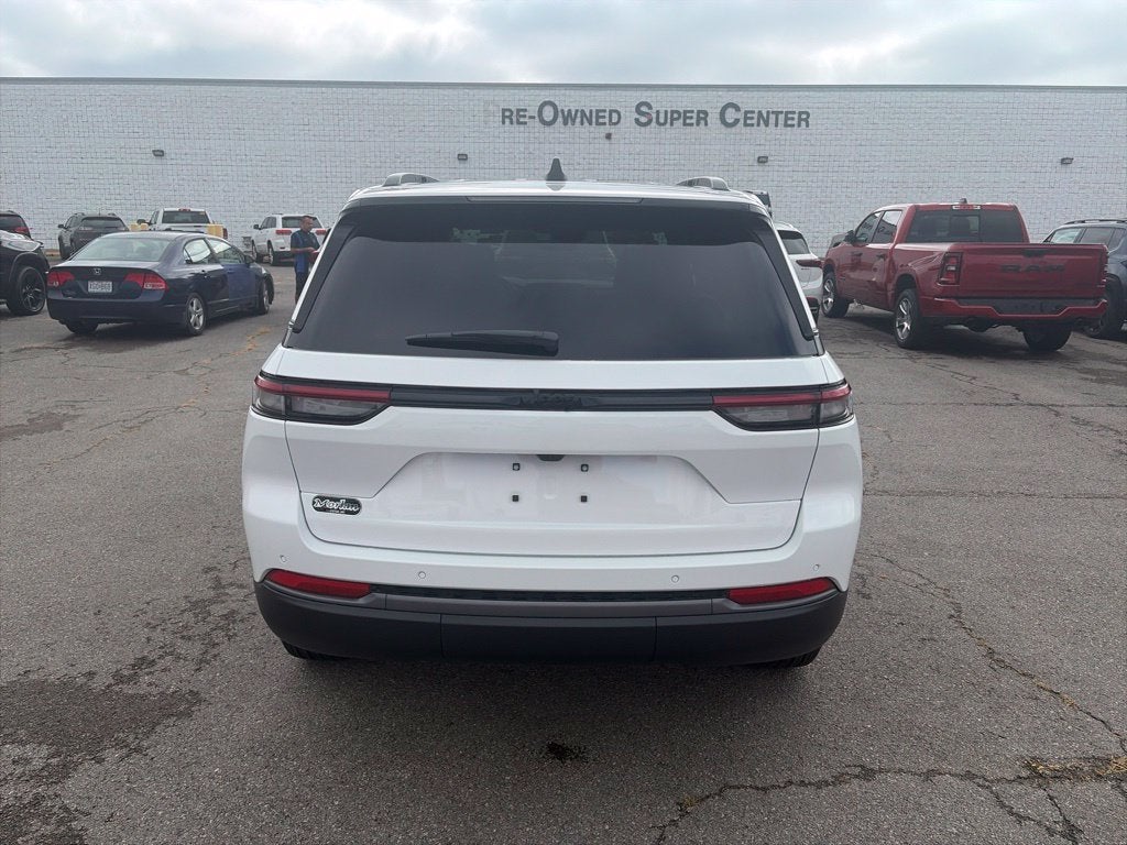 2027 Jeep Grand Cherokee GRAND CHEROKEE LAREDO ALTITUDE 4X2