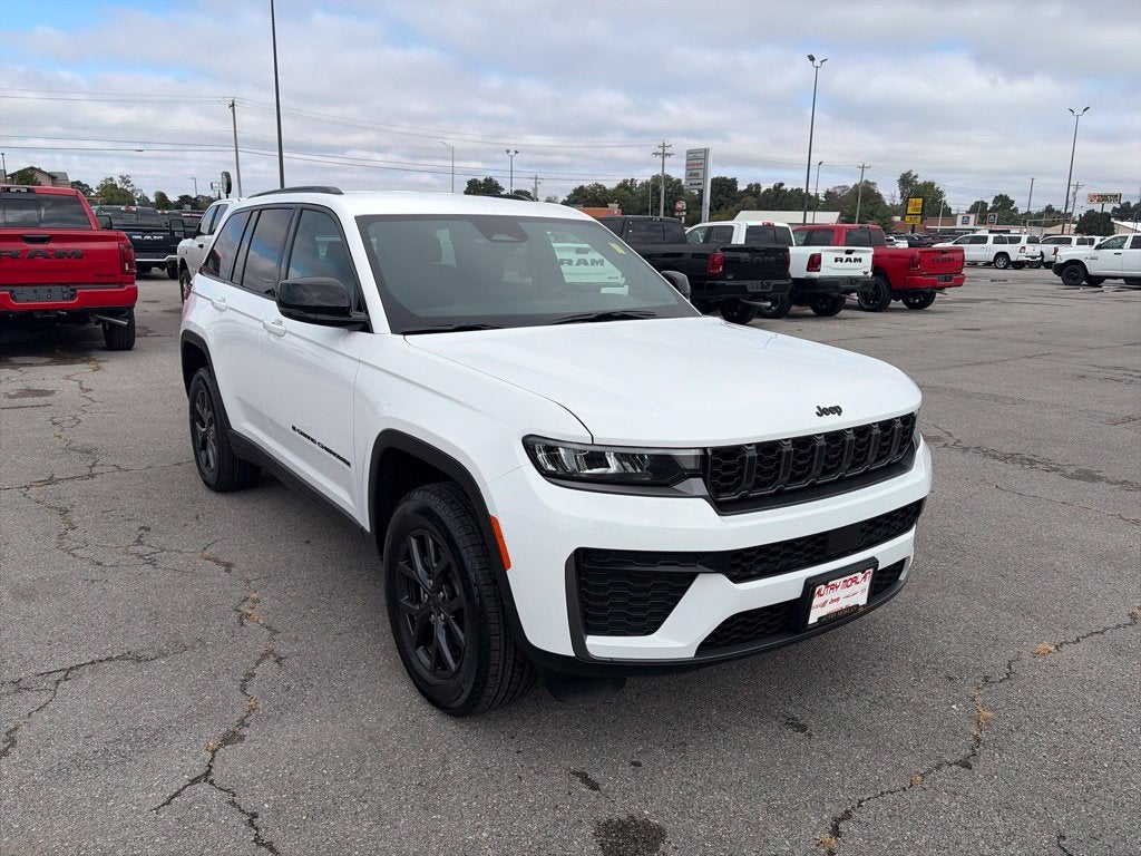 2027 Jeep Grand Cherokee GRAND CHEROKEE LAREDO ALTITUDE 4X2