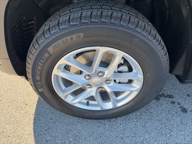 2025 Jeep Grand Cherokee GRAND CHEROKEE LAREDO X 4X4