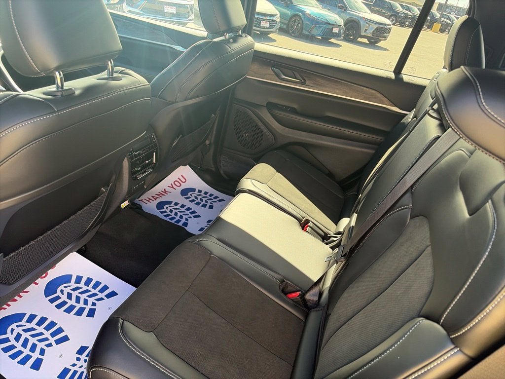 2027 Jeep Grand Cherokee GRAND CHEROKEE L LAREDO ALTITUDE 4X2