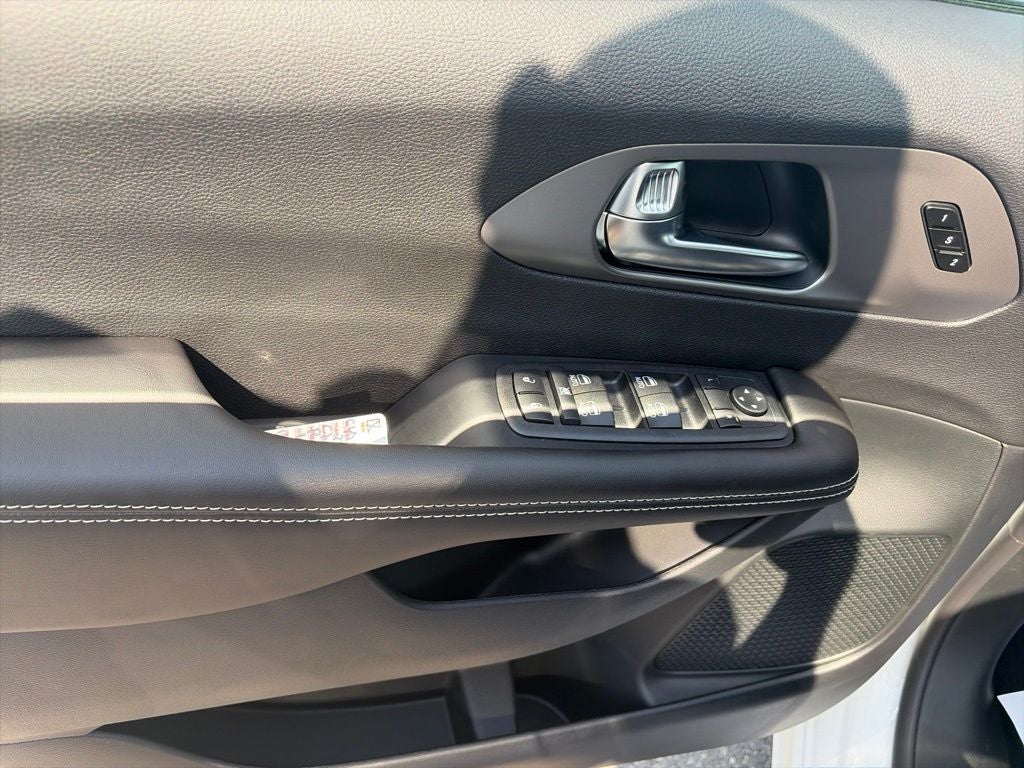 2027 Chrysler Pacifica PACIFICA SELECT