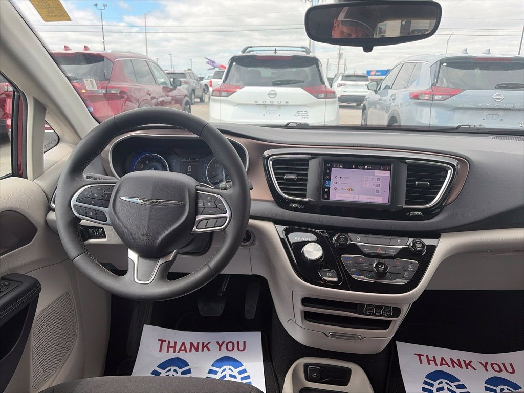 2023 Chrysler Voyager LX