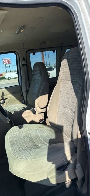 2004 Ford Econoline Wagon XL