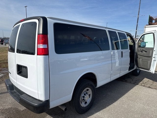 2023 Chevrolet Express Passenger 3500 1LS