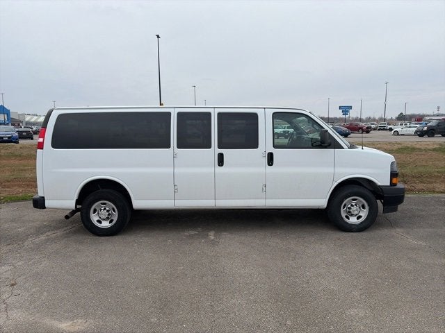 2023 Chevrolet Express Passenger 3500 1LS