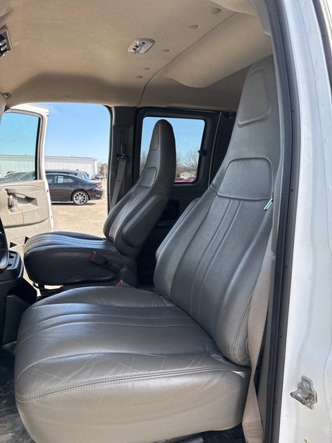 2023 Chevrolet Express Passenger 3500 1LS