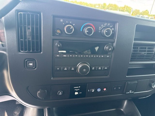 2025 Chevrolet Express Passenger 1LT