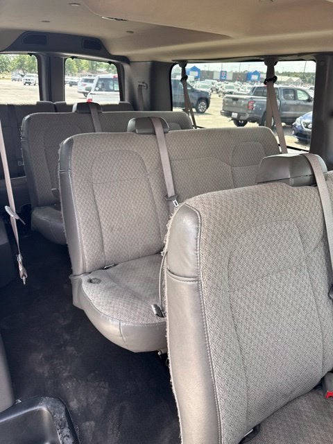 2025 Chevrolet Express Passenger 1LT