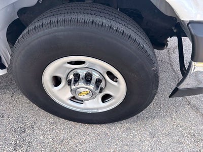 2025 Chevrolet Express Passenger 1LT