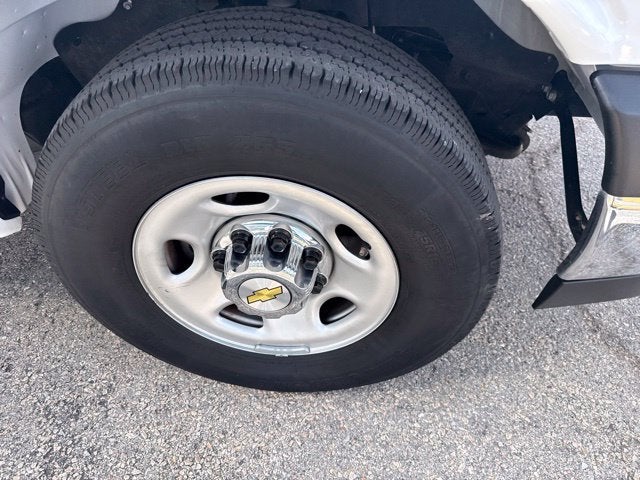 2025 Chevrolet Express Passenger 1LT
