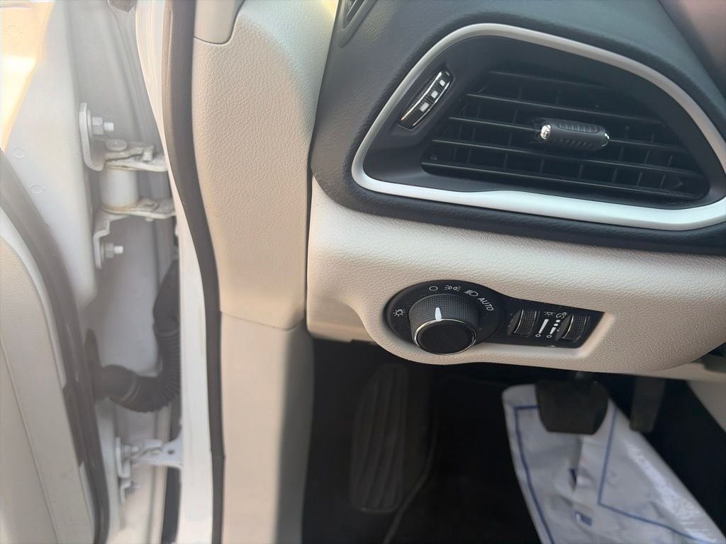 2024 Chrysler Voyager LX